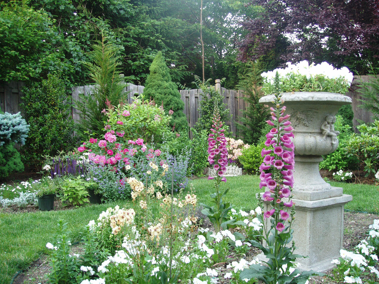 file an english garden designed by andrea lynn fisher jpg wikimedia 
