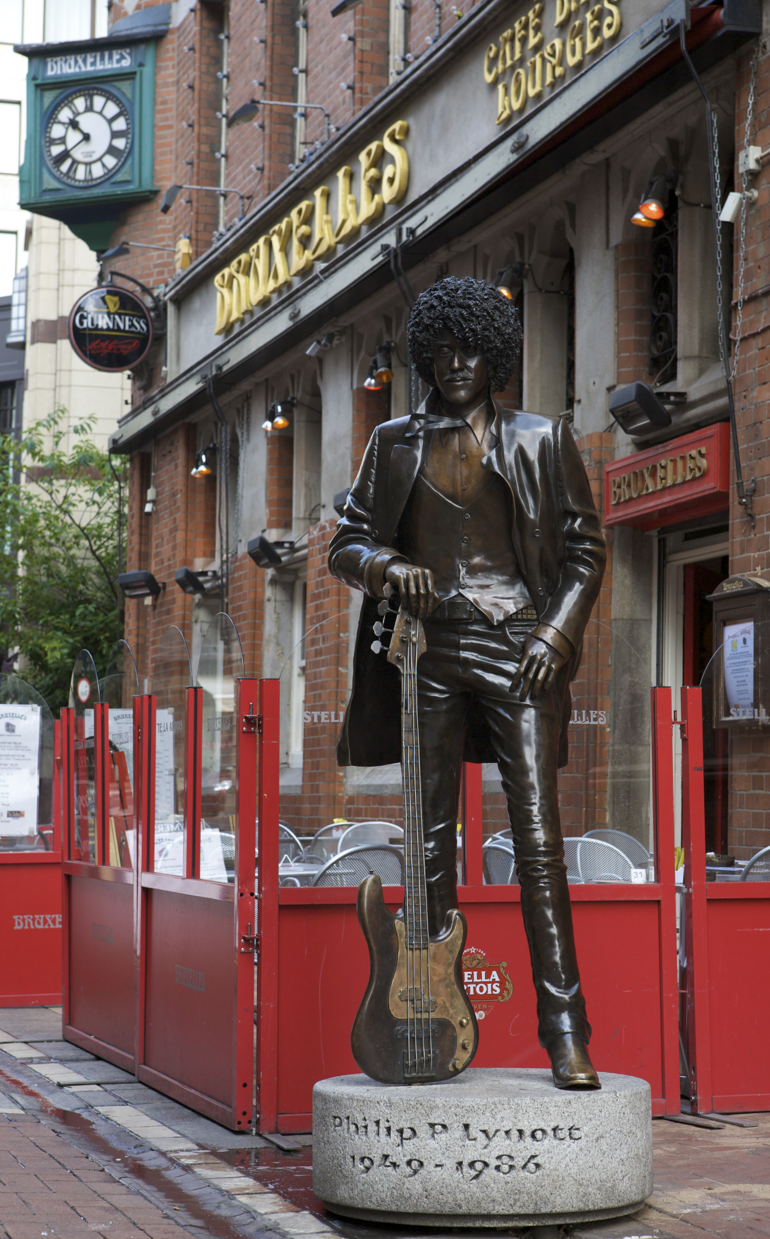 Phil_Lynott_Statue_at_Bruxelles_Dublin.jpg