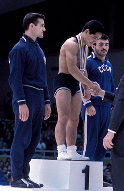 Станчо Колев (ліворуч) на п'єдесталі літніх Олімпійських ігор 1964 року в Токіо