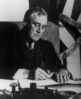 Franklin D. Roosevelt unterzeichnet den Banking Act