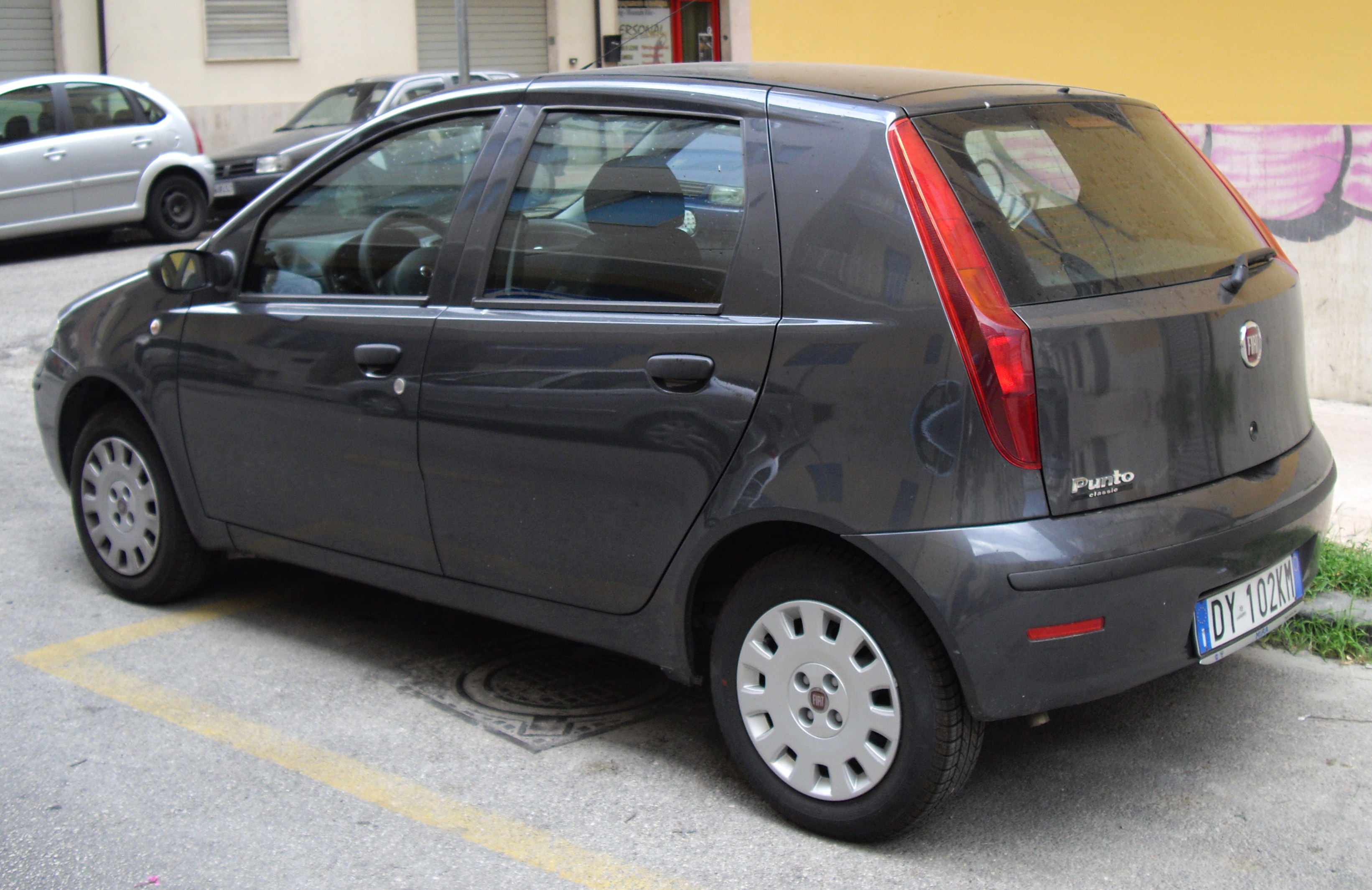 http://upload.wikimedia.org/wikipedia/commons/f/ff/2009_Fiat_Punto_Classic_188_rear.JPG