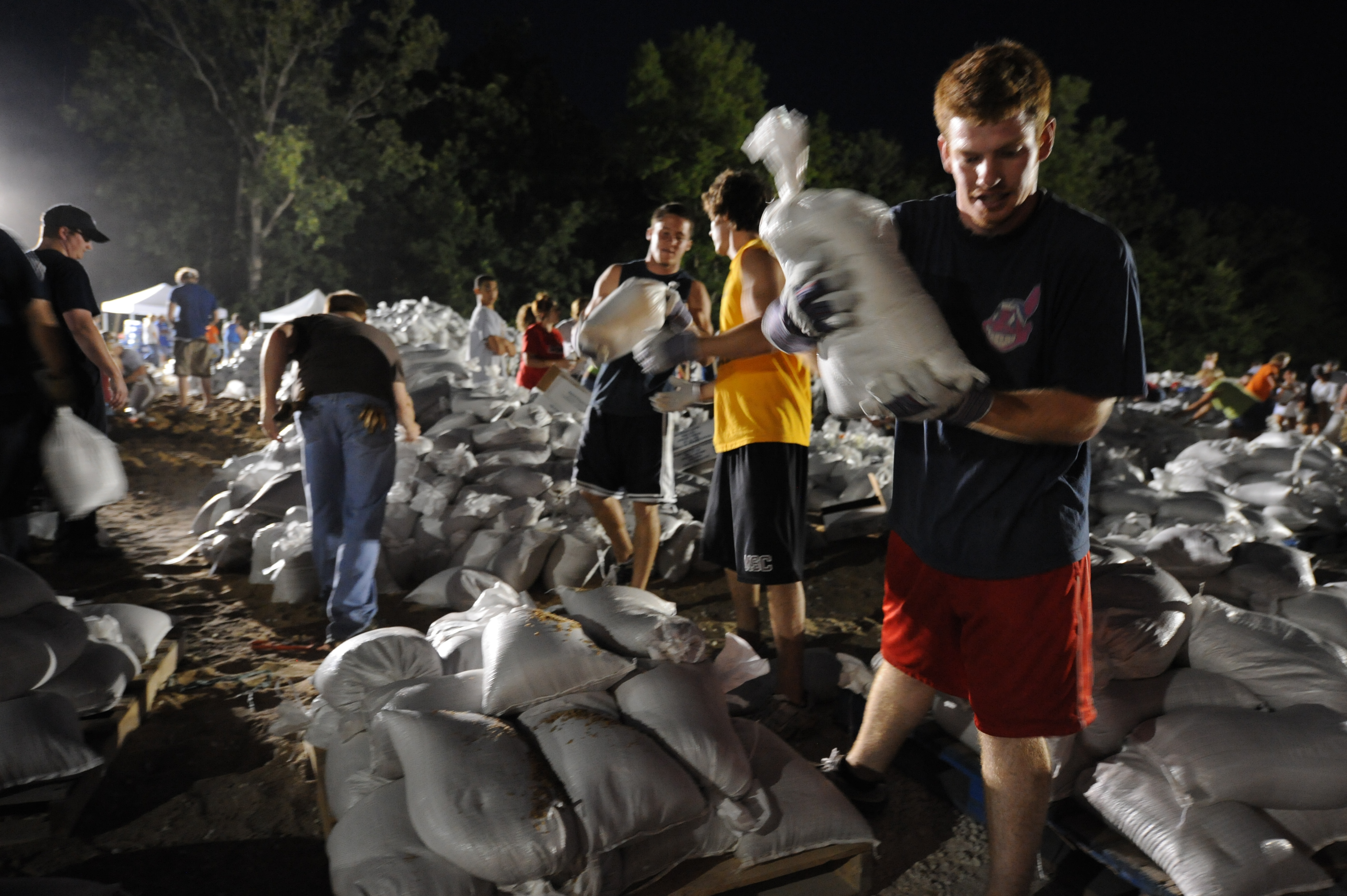 FEMA - 36125 - Residents and Volunteer work to fill and move sandbags in Missouri.jpg