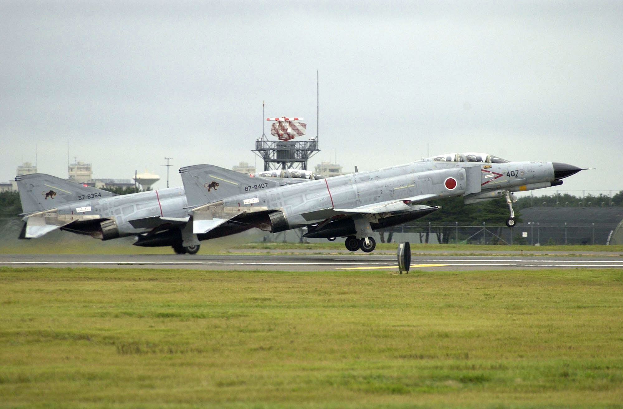 http://upload.wikimedia.org/wikipedia/commons/f/ff/JASDF_F-4_Phantoms.jpg