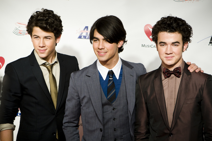 http://upload.wikimedia.org/wikipedia/commons/f/ff/Jonas_Brothers_2009.jpg