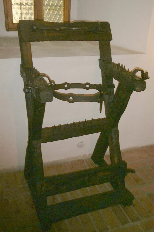 Poland_-_torture_chair_in_Torture_Museum.jpg