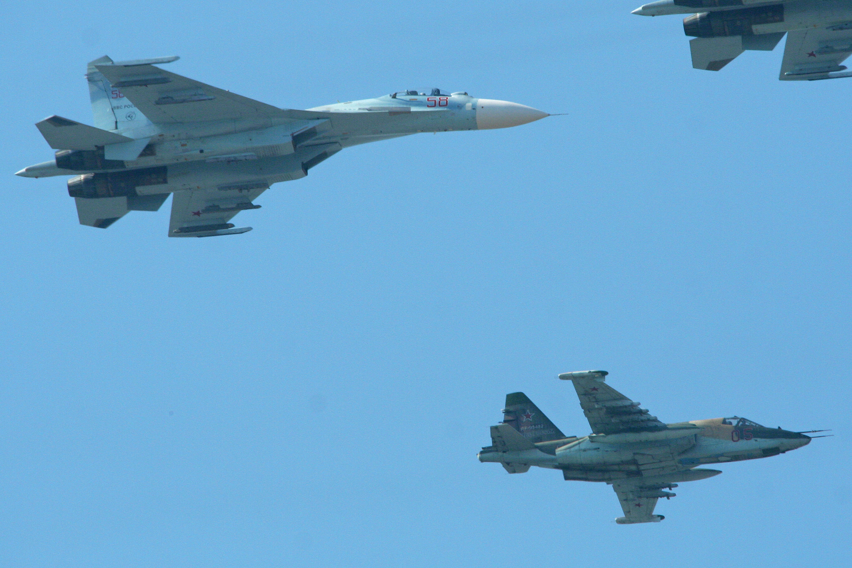 http://upload.wikimedia.org/wikipedia/commons/f/ff/Su-27_Flanker_58_red_%26_Su-25_Frogfoot_05_red_(8623310982).jpg