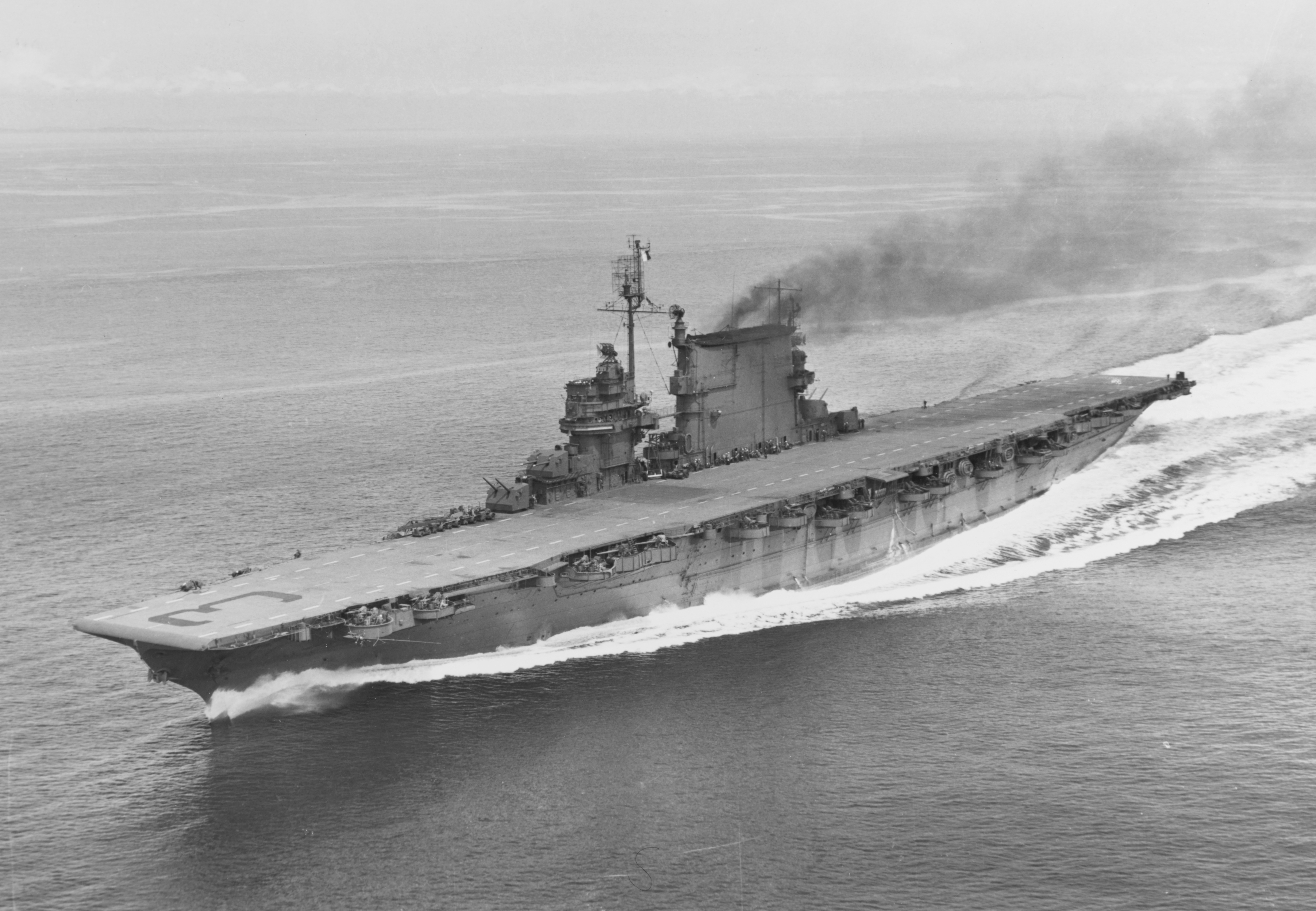 http://upload.wikimedia.org/wikipedia/commons/f/ff/USS_Saratoga_%28CV-3%29_underway%2C_May_1945.jpg