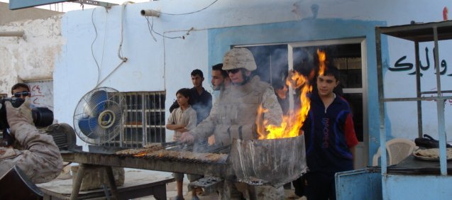 English: US Marines cook kabobs for Iraqi patr...