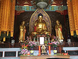 Изображение Будды с изображениями двух учеников по бокам.