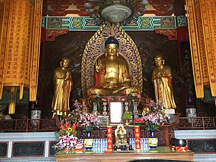 Templo con imagen de Buda, flanqueado por Ānanda y Mahākassapa