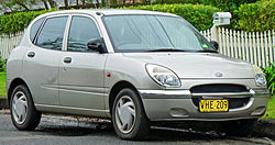 Eerste-generasie: 1998–2004 : Die hoofartikel vir hierdie afdeling is: Daihatsu Storia.