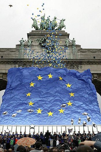 Славље у Бриселу због проширења Европске уније 1. маја 2004. када су чланице Уније постале Кипар, Чешка, Естонија, Мађарска, Летонија, Литванија, Малта, Пољска, Словачка и Словенија.