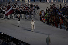 Photographie de l'entrée de la délégation lettone lors de la cérémonie d'ouverture.
