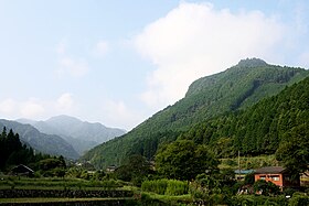 Vue du mont Kubote (à droite) et du :mont Inugadake (ja) (en arrière gauche) depuis Kubote, ville de Buzen.