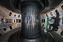 Technicien réalisant des travaux de maintenance dans la chambre à vide dʼun tokamak.