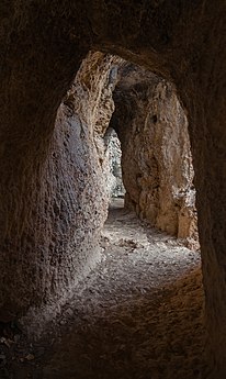 Galeria dos espelhos, uma seção escavada na rocha do aqueduto romano de Albarracin, Teruel, Espanha. (definição 2 900 × 4 900)