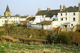 Casas de Wester Anstruther co capitel da igrexa dominando o horizonte