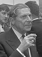 Arthur Koestler un verre à la main.