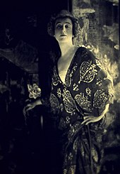 Photo en noir et blanc d'une femme en kimono. Éclairage artistique