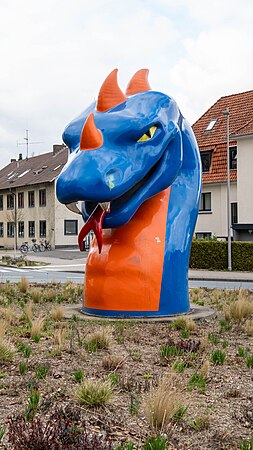 Blau-orange gefärbter Kopf einer Groß-Skulptur einer Seeschlange