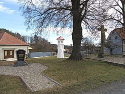 Memorial to the Victims of the World Wars, wayside shride and crucifix