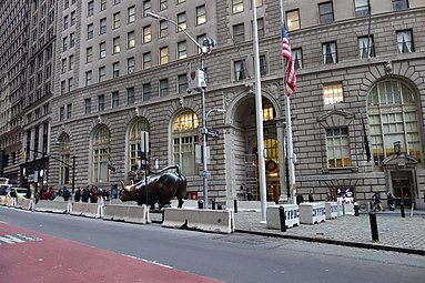 A Charging Bull a tér északi részén (2016)