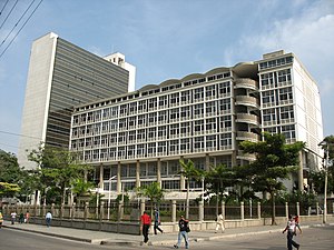Edificios Nacional (der., moderno) y Lara Bonilla (contemporáneo).