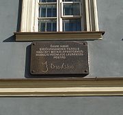 Мемориальная таблица на доме по улице Лейиклос в Вильнюсе, в котором в 1966—1971 годах останавливался поэт