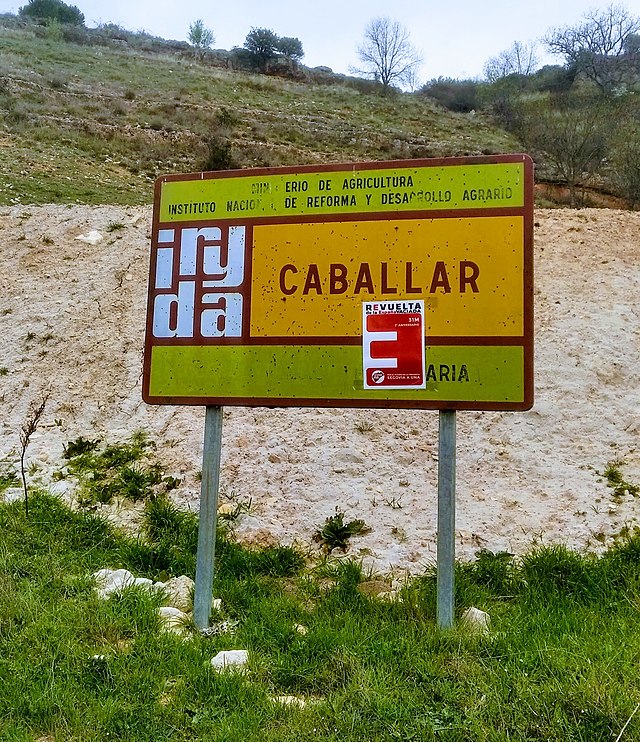 Entrada a Caballar desde La Cuesta, cartel de España Vaciada