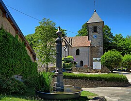 The fountain and church in Châtillon-le-Duc