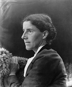 La sociologue et femme de lettres américaine Charlotte Perkins Gilman, photographiée vers 1900. (définition réelle 2 920 × 3 544)