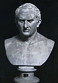 Photographie du buste en pierre du roi Cottius Marcus Julius, où figure le buste de l'homme en question gravé dans la pierre.