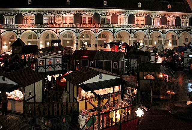 Residenzschloss: Weihnachtsmarkt im Stallhof