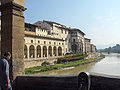 Arno vide de la Ponte Vecchio en Florenco