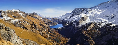 Vue du passo Fedaia, du lac homonyme et de la Marmolada.