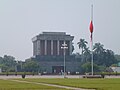 為悼念武元甲，河內巴亭廣場上的越南國旗降半旗。