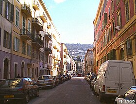 La rue Fodéré, vue en direction de l'est. Au rez-de-chaussée de l'immeuble le plus à gauche, est visible la porte d'accès de la chapelle.