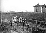 Barn i Friaredalen, 1930-talet. I bakgrunden till vänster Junebro Spånaskfabrik. Foto: Erik Åkerhielm.