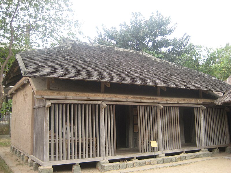 Tập tin:In front of Chăm house.jpg