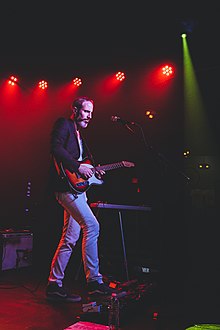 Блум выступает с Дженни Льюис в Ready Room в 2015 году.