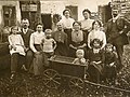 Josef Rainer (links) mit Großfamilie ca. 1913