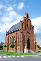 Novogotická kaple svatého Kříže v Dolním Benešově, obci mezi Hlučínem a Kravaři, v níž v době připojení k Československu žilo 1894 obyvatel