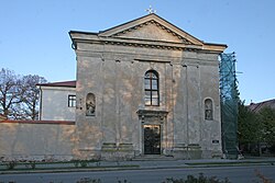 Kostel sv. Františka Serafinského s Loretánskou kaplí (vlevo)