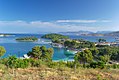 Bucht von Ksamil mit Festland im Vordergrund und drei Inseln im Hintergrund