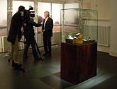 Der Osnabrücker Archäologe Bodo Zehm bei der Erstvorstellung der Funde, rechts in der Vitrine