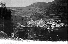 Photographie en noir et blanc avec vue panoramique sur le bourg principal.