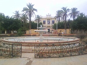 Le jardin public en face de la mairie.