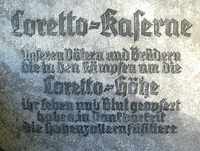 Ehemalige Gedenktafel am Eingang der Loretto-Kaserne in Tübingen mit Widmung für die Gefallenen der Hohenzollernfüsiliere
