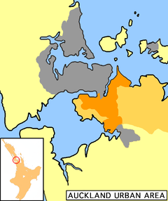 Manukau City (Oranje). Het donker oranje gebied geeft aan welke stedelijke plek Manukau heeft binnen het (grijze) grotere gebied Auckland