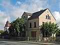 Wohnhaus (mit Ladeneinbau) in offener Bebauung, mit Einfriedung